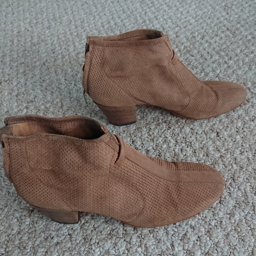 Aquatalia by Marvin K Xcellent brown/tan suede ankle boot with back zip size 7.5